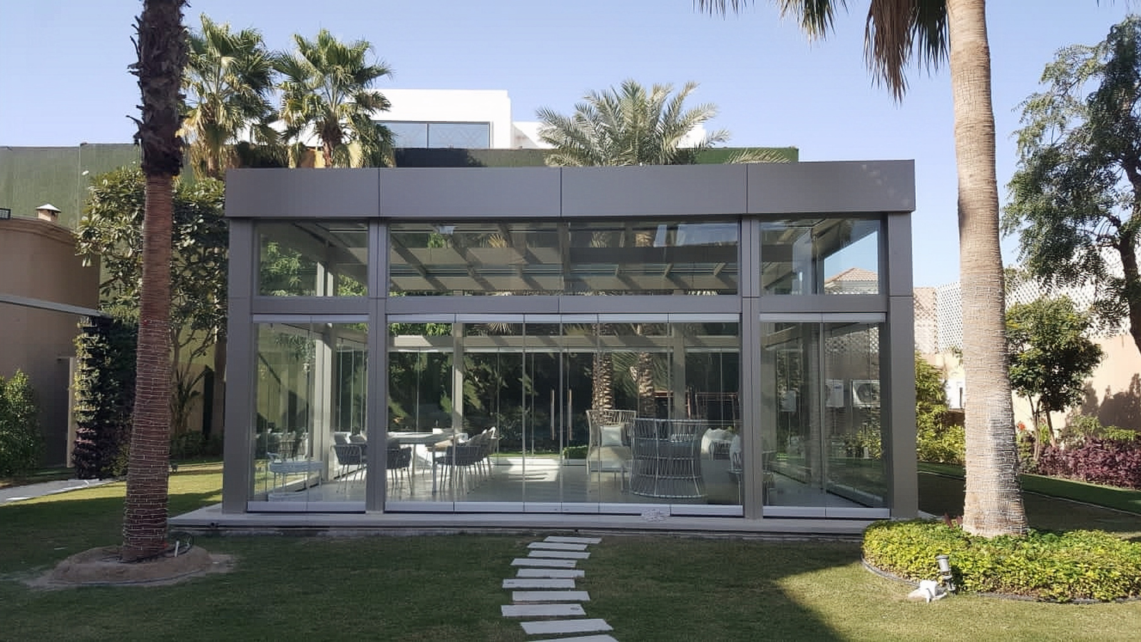 NG840 Frameless Glass Wall — Showroom, Bahrain