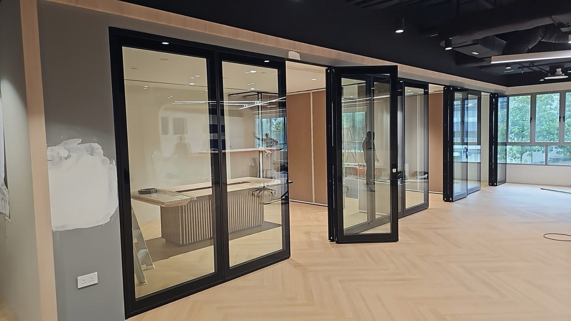 NG840 operable glass wall system in a conference room